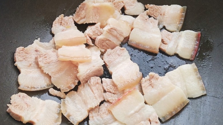 家常炒肉片,锅中放少许油，加入五花肉煸炒至变色。