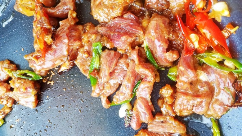 家常炒肉片,加入泡椒和炒好的肉片一起翻炒均匀。