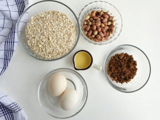 低脂燕麦饼,食材准备：燕麦300克 红糖100克 鸡蛋2个 花生米50克 色拉油100克