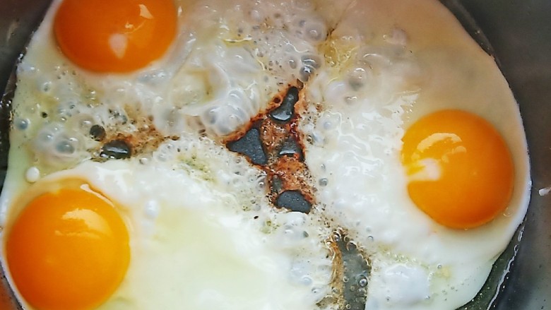 虾皮丝瓜汤,先煎几个漂亮的荷包蛋。