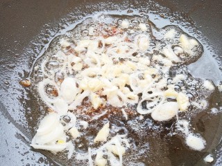 虾皮丝瓜汤,锅中烧油爆香葱姜蒜。