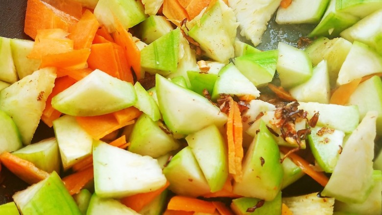虾皮丝瓜汤,加入丝瓜和胡萝卜翻炒均匀。