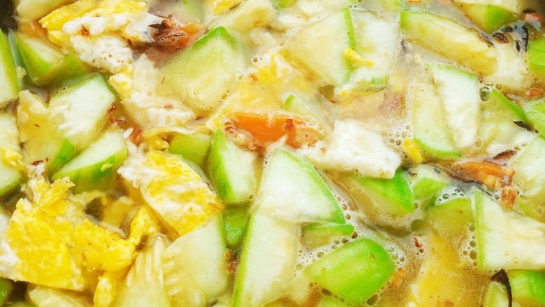 虾皮丝瓜汤,加入适量食盐，清水，虾皮和鸡蛋块小火炖煮8分钟。