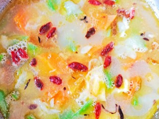 虾皮丝瓜汤,撒些葱花和枸杞点缀一下即可。