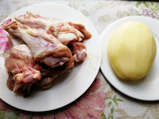 土豆焖鸭,主料：土豆、鸭翅。