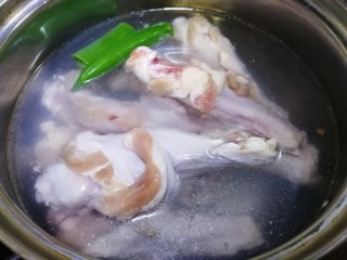 土豆焖鸭,鸭翅冷水下锅，放葱段水开焯水5分钟去浮沫，鸭翅捞出备用。体内有热的人适宜食鸭肉。