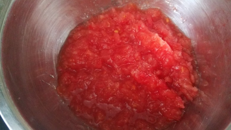茄汁藕片,将西红柿切碎