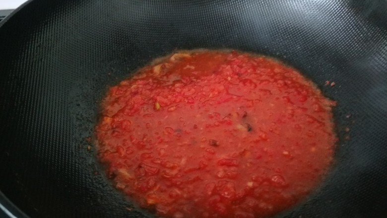 茄汁藕片,将切好的西红柿酱倒入锅中翻炒