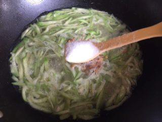 虾皮丝瓜汤,加入适量食盐，煮开