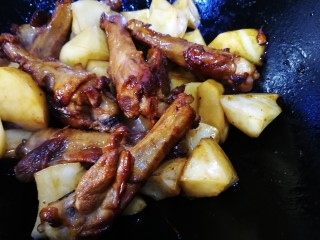 土豆焖鸭,文火炒匀，把土豆炒上色。