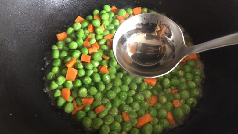 豌豆炒胡萝卜,来一小勺清水，闷煮一分钟左右