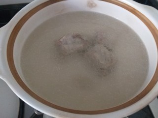 虾皮丝瓜汤,熬一锅排骨汤，加入两片姜，料酒。