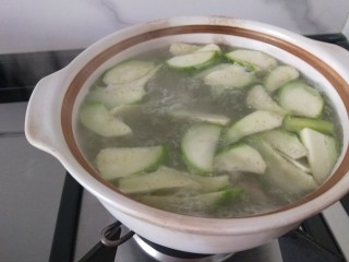 虾皮丝瓜汤,加入适量胡椒粉。