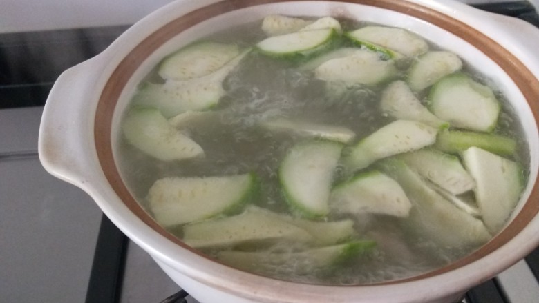 虾皮丝瓜汤,加入适量胡椒粉。