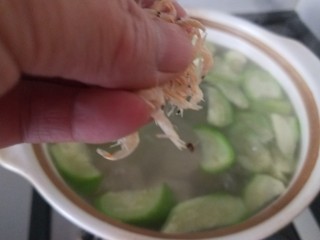 虾皮丝瓜汤,加入虾皮。