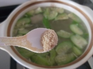 虾皮丝瓜汤,加入鸡精，香葱味道美极了。