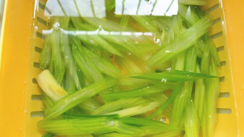 虾皮拌芹菜,捞出过凉水后在过一次凉开水。，