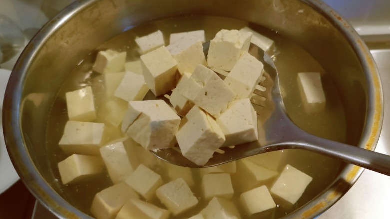 韭菜豆腐,放入开水中煮2分钟。