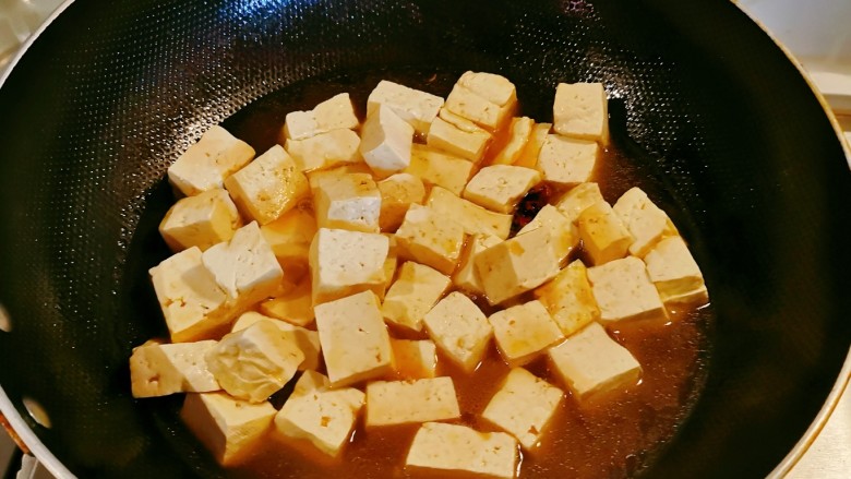 韭菜豆腐,倒入1碗清水烧开。
