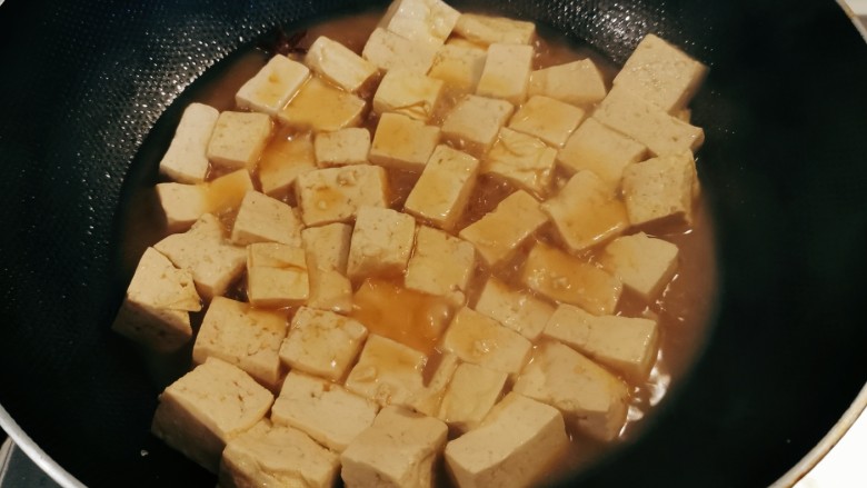 韭菜豆腐,随着加热汤汁慢慢变少。