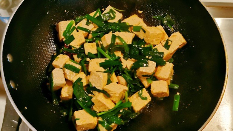韭菜豆腐,翻拌均匀关火出锅。