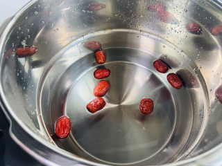 红枣绿豆汤,高压锅中加入适量的清水，放入红枣