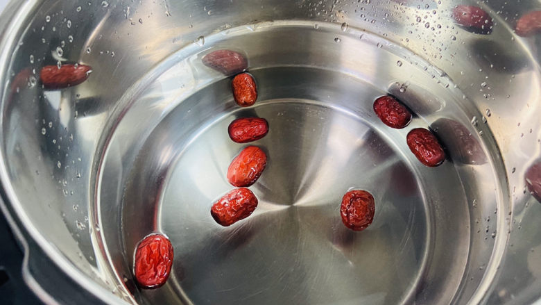 红枣绿豆汤,高压锅中加入适量的清水，放入红枣