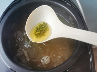 红枣绿豆汤,绿豆煮至膨胀，约30分钟