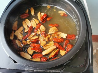 红枣绿豆汤,倒入红枣，继续煮1小时