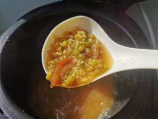 红枣绿豆汤,搅拌均匀，绿豆开花即可