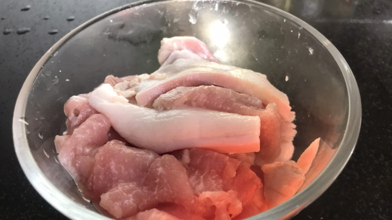 家常炒肉片,猪肉洗净后切成薄片