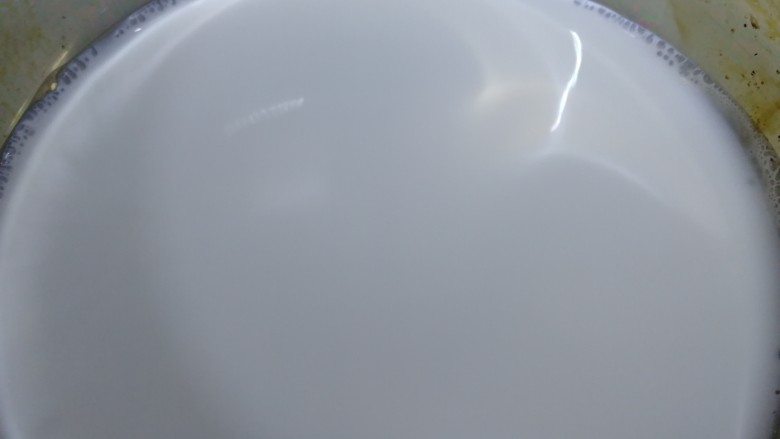 芒果双皮奶,纯牛奶倒入奶锅，小火加热至边上刚起小泡泡。
