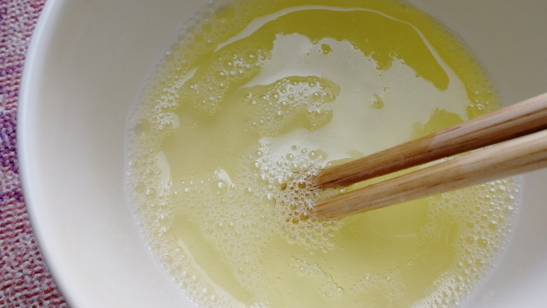 芒果双皮奶,筷子打散搅拌1分钟。