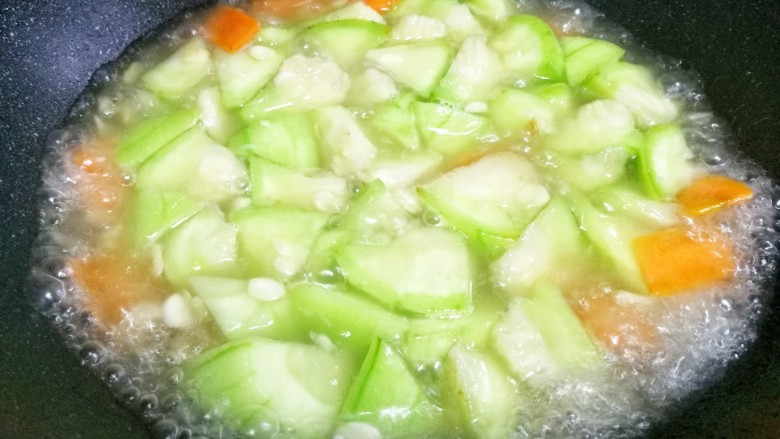 虾皮丝瓜汤,加入一大碗水煮开，