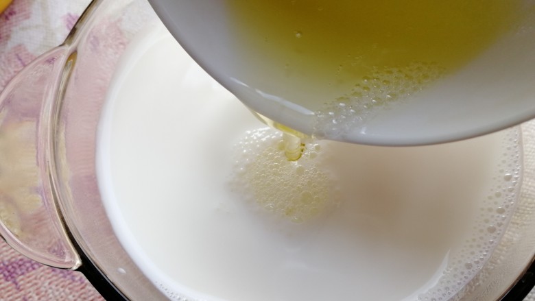 芒果双皮奶,把蛋清液慢慢倒入牛奶里。
