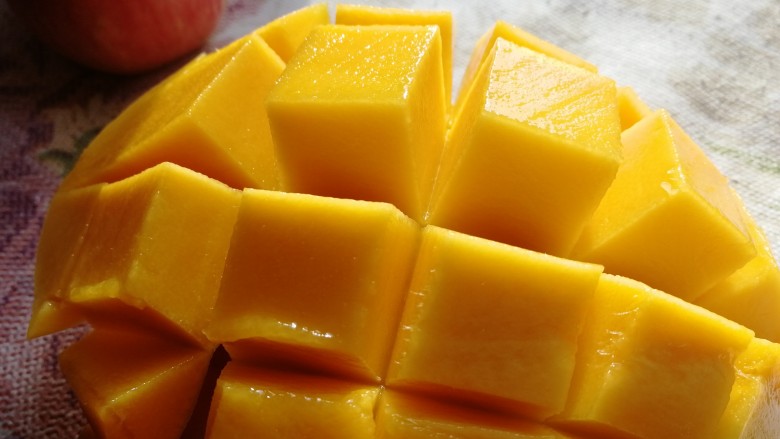 芒果双皮奶,快要蒸好的时候，切些金煌芒粒，果肉肥厚多汁，香味浓，口口爆汁，甜到心里。