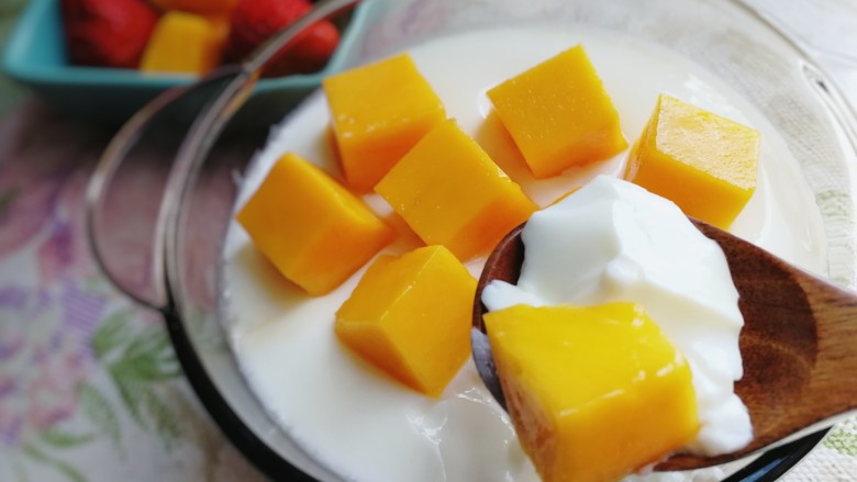 芒果双皮奶,放上芒果粒，一口下去爆汁的芒果粒和口感细腻、奶香浓郁的双皮奶完美结合，每一口都是满满的幸福感。