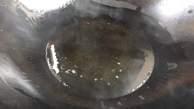 虾皮拌芹菜,锅中烧适量油至冒烟
