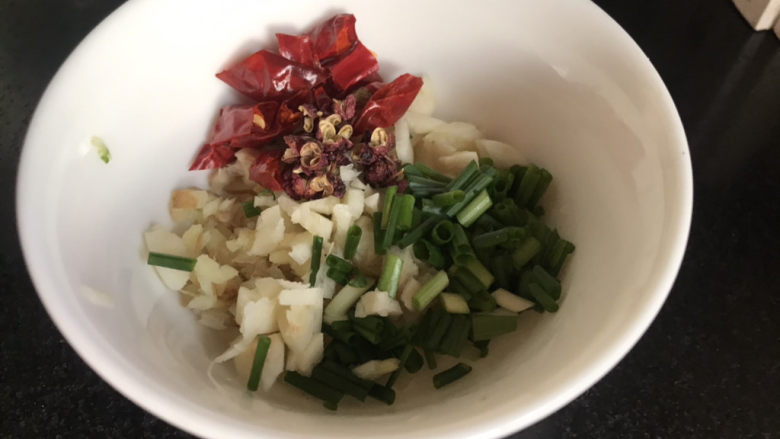 虾皮拌芹菜,加入干辣椒碎和花椒