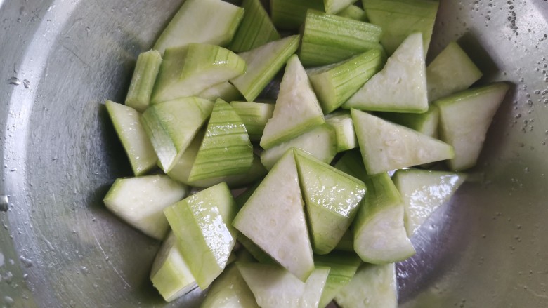虾皮丝瓜汤,装入盆里，加入适量的盐，盐至片刻，这样能使丝瓜翠绿不发黑