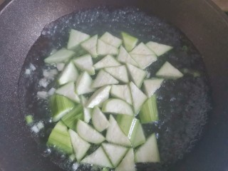 虾皮丝瓜汤,加入适量的水，大火烧开，水开下入丝瓜