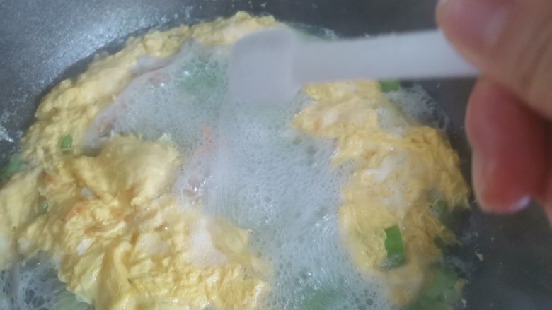 虾皮丝瓜汤,加入适量的盐调味