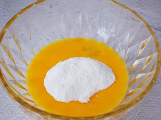 低脂燕麦饼,鸡蛋加入糖粉，用手动打蛋器搅拌均匀