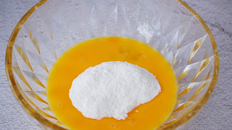 低脂燕麦饼,鸡蛋加入糖粉，用手动打蛋器搅拌均匀