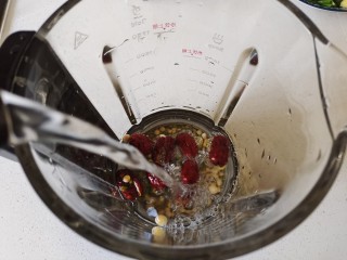 红枣绿豆汤,加入1000毫升清水