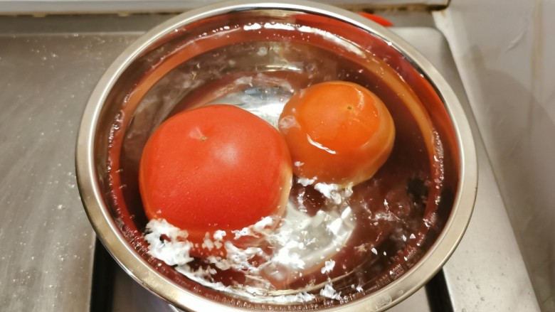 茄汁藕片,<a style='color:red;display:inline-block;' href='/shicai/ 59'>番茄</a>放入开水中汆烫捞出，易于剥皮。