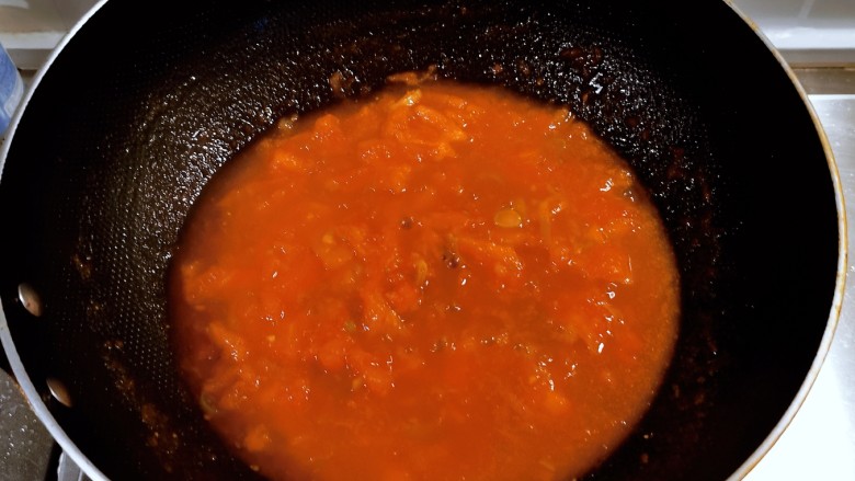 茄汁藕片,添加50克清水烧开。