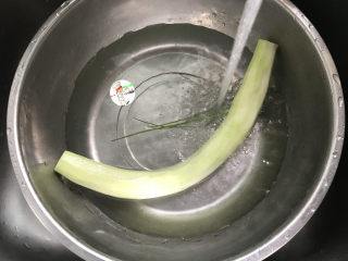 虾皮丝瓜汤,和香葱一起，用水洗净后控干水分