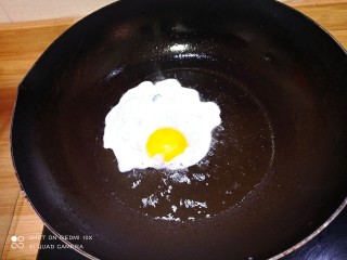 虾皮丝瓜汤,锅内倒入适量色拉油，如图煎荷包蛋