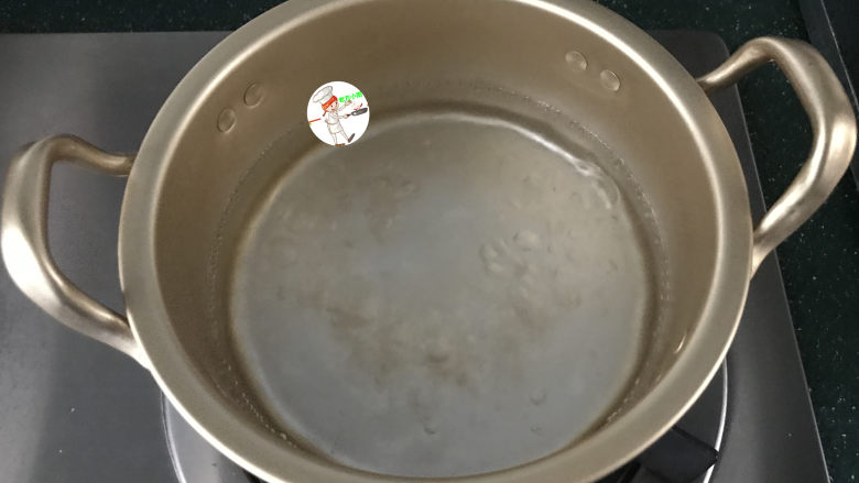 虾皮丝瓜汤,锅中烧开水